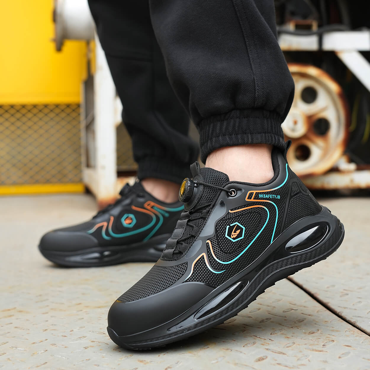 Maven Knob Lacing Water-resistant Steel Toe Sneakers