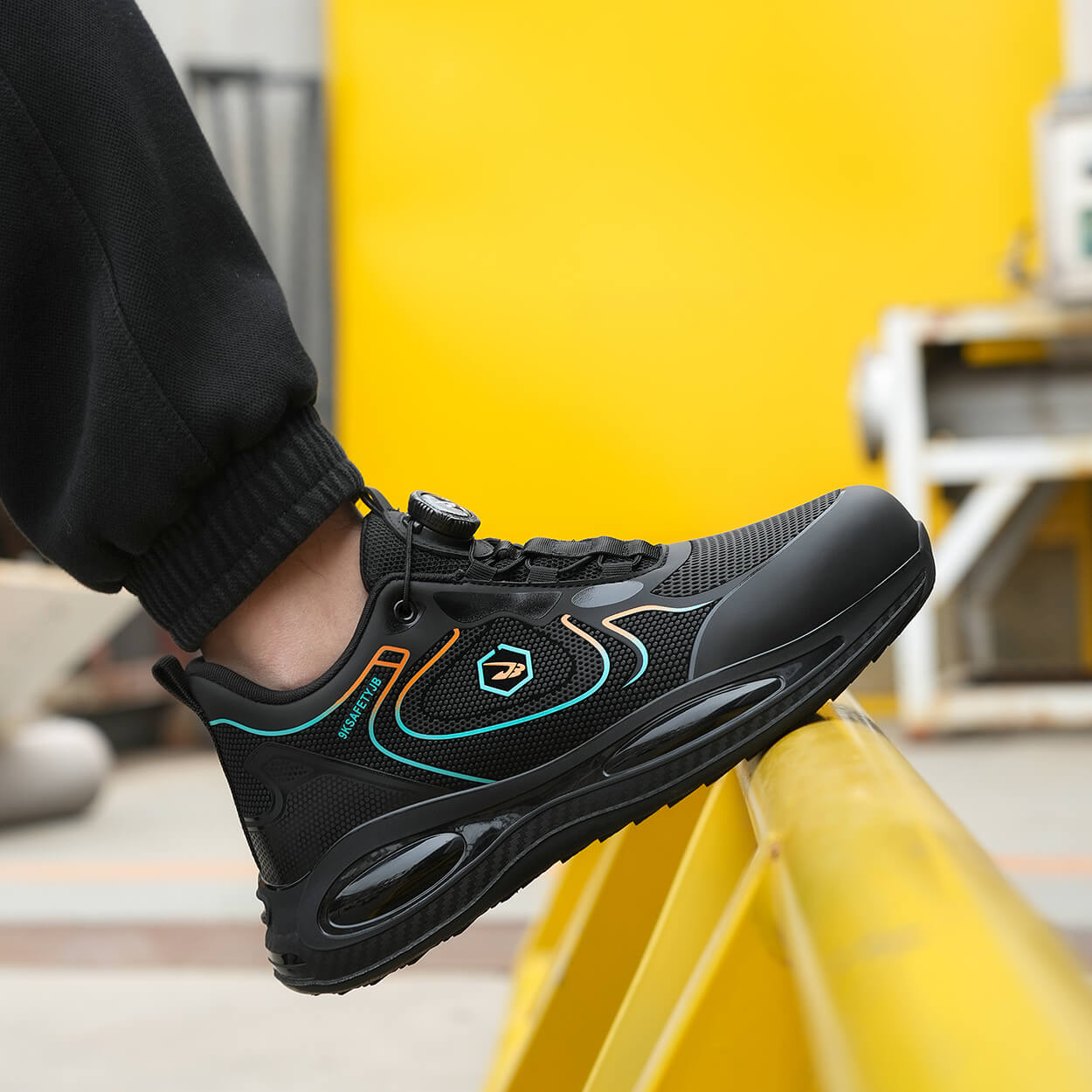 Maven Knob Lacing Water-resistant Steel Toe Sneakers